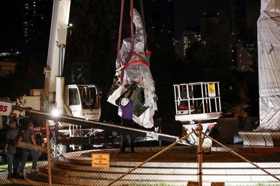 ΗΠΑ: Ο δήμος του Σικάγο αποκαθηλώνει νύχτα αγάλματα του Κολόμβου