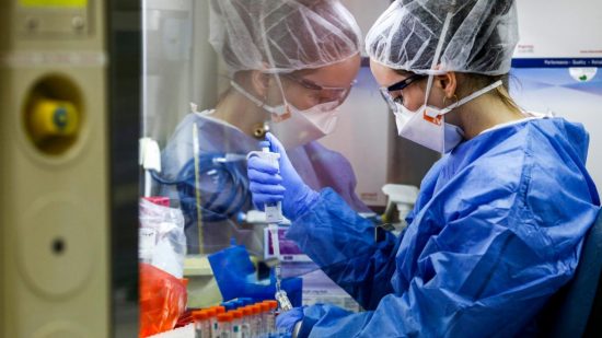 Κορωνοϊός: Προβληματισμός για τη συρροή κρουσμάτων – Τέσσερις νεκροί σε 24 ώρες