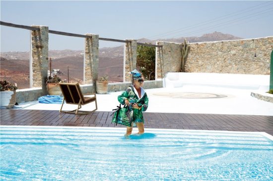 Στο «σφυρί» η βίλα του Λάκη Γαβαλά στη Μύκονο