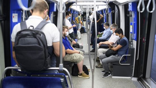 Κορωνοϊός: Τα διψήφια κρούσματα φέρνουν νέα μέτρα και βαριά πρόστιμα