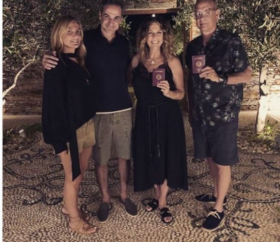 Ο Τομ Χανκς στην Αντίπαρο με τον Κυριάκο Μητσοτάκη – Η φωτογραφία με τα ελληνικά διαβατήρια