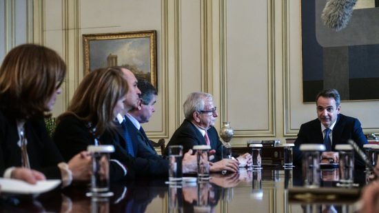 Μητσοτάκης-Βενιάμης: «Κράτος και ιδιωτικοί φορείς οφείλουν να υπηρετούν με πράξεις την εθνική σημαία»