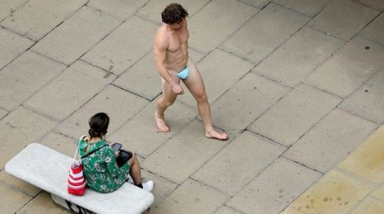 Χαμός στο Λονδίνο: Κυκλοφορούσε στην Oxford Street φορώντας τη μάσκα ως εσώρουχο