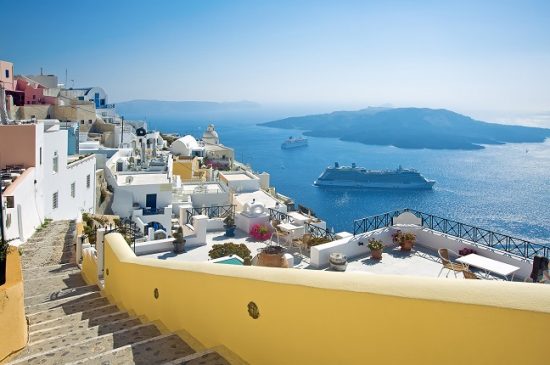 Εξαπλάσιες οι τιμές στα πολυτελή σπίτια σε Μύκονο – Σαντορίνη σε σύγκριση με τα «τυπικά» εξοχικά