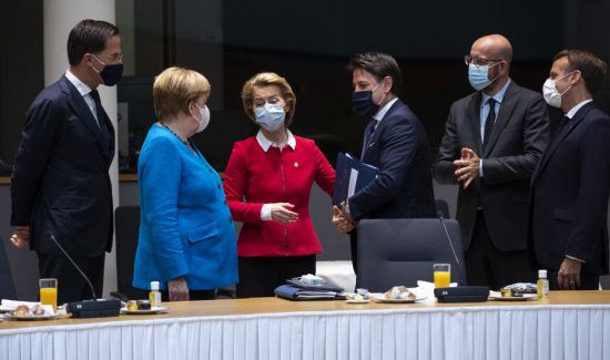 Bloomberg: Στο τραπέζι της Συνόδου Κορυφής η νέα πρόταση για €390 δισ. σε επιχορηγήσεις