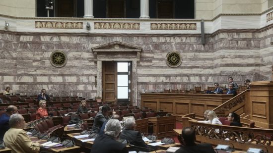 Βουλή: Σφοδρή σύγκρουση για τις διαδηλώσεις