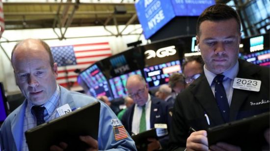 Wall Street: Άνοιγμα εβδομάδας με κέρδη, εν μέσω ραγδαίας αύξησης των κρουσμάτων στις ΗΠΑ