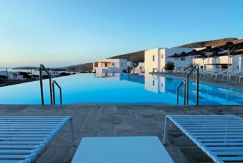 Πώς έκλεισε το καλοκαίρι για τα ελληνικά ξενοδοχεία: +15% στις τιμές τον Αυγούστο, 86,1% η πληρότητα (πίνακας + γράφημα)