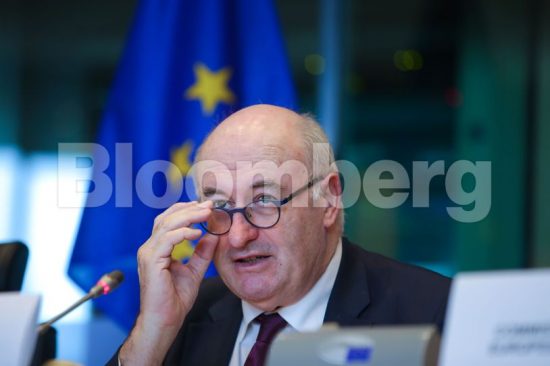 Κρίση στην Κομισιόν: «Ζητώ ταπεινά συγνώμη» λέει το δυνατό της χαρτί, ο Επίτροπος Φιλ Χόγκαν, για να σώσει τη θέση του