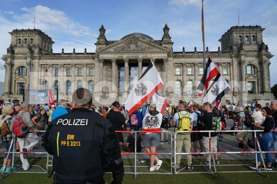 Η Γερμανία «κοχλάζει» – Εκπρόσωπος Μέρκελ: «Ντροπή» τα επεισόδια στα σκαλιά της γερμανικής Βουλής