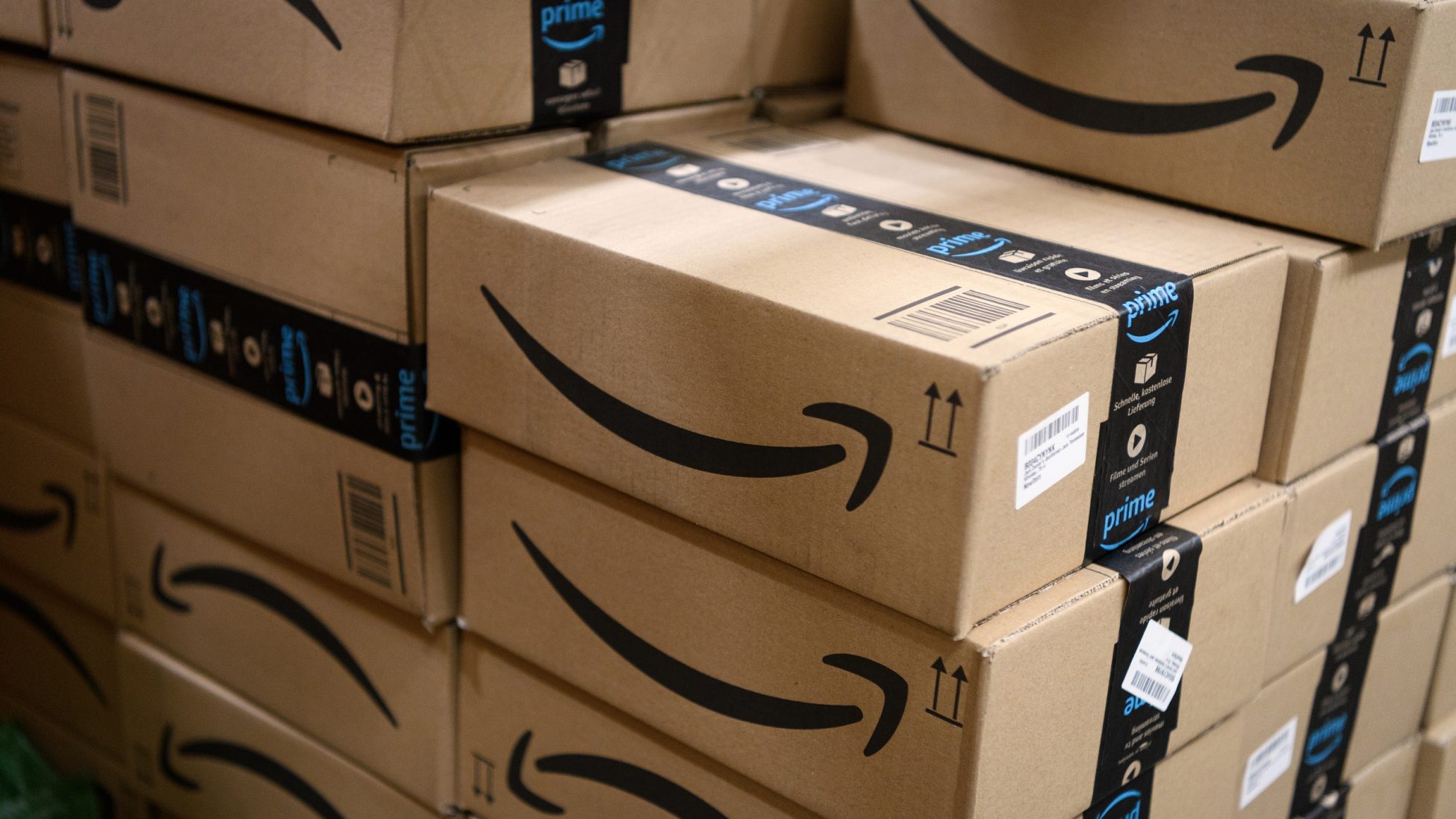 Γαλλία: Η Amazon υποκύπτει στις πιέσεις για αναβολή των εκπτώσεων της Black Friday