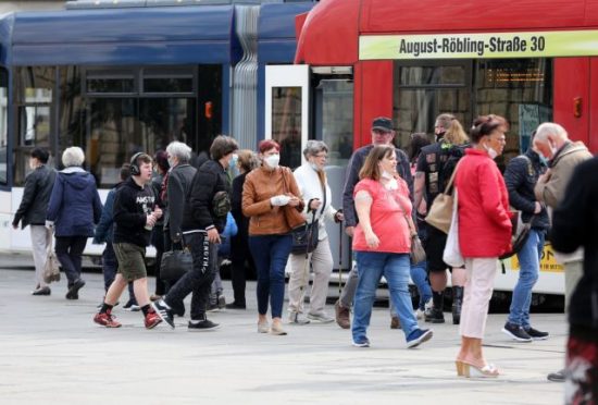 Κορωνοϊός: Aπελπιστική η κατάσταση στη Γερμανία – Με πολεμικά αεροσκάφη μεταφέρουν ασθενείς