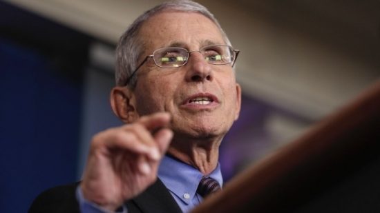 Γιατί ο Φάουτσι προειδοποιεί για την εσπευσμένη διανομή εμβολίου