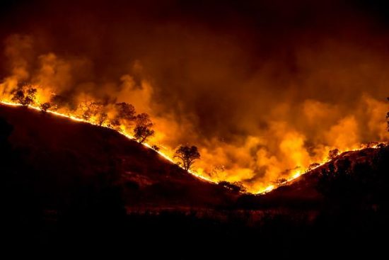 Μαίνεται τεράστια πυρκαγιά στην Καλιφόρνια