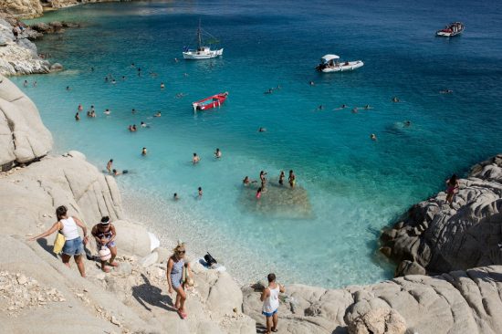 Ποιες παραλίες στην Ελλάδα κρύβουν κινδύνους – Πόσοι ναυαγοσώστες υπάρχουν