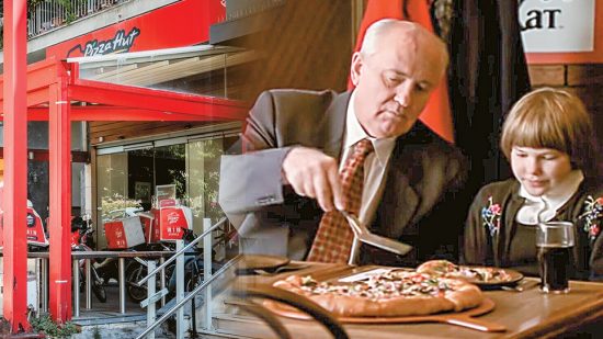 Pizza Hut: Πώς έφτασε στο οριστικό «λουκέτο» η αλυσίδα που διαφημίστηκε από τον Γκορμπατσόφ