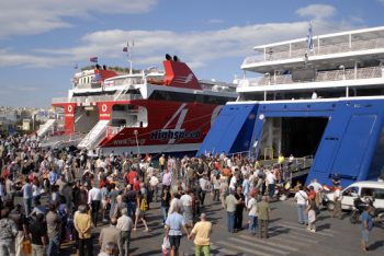 Με 80% πληρότητα αναχωρούν τα πλοία – Αυξημένη η κίνηση στα λιμάνια