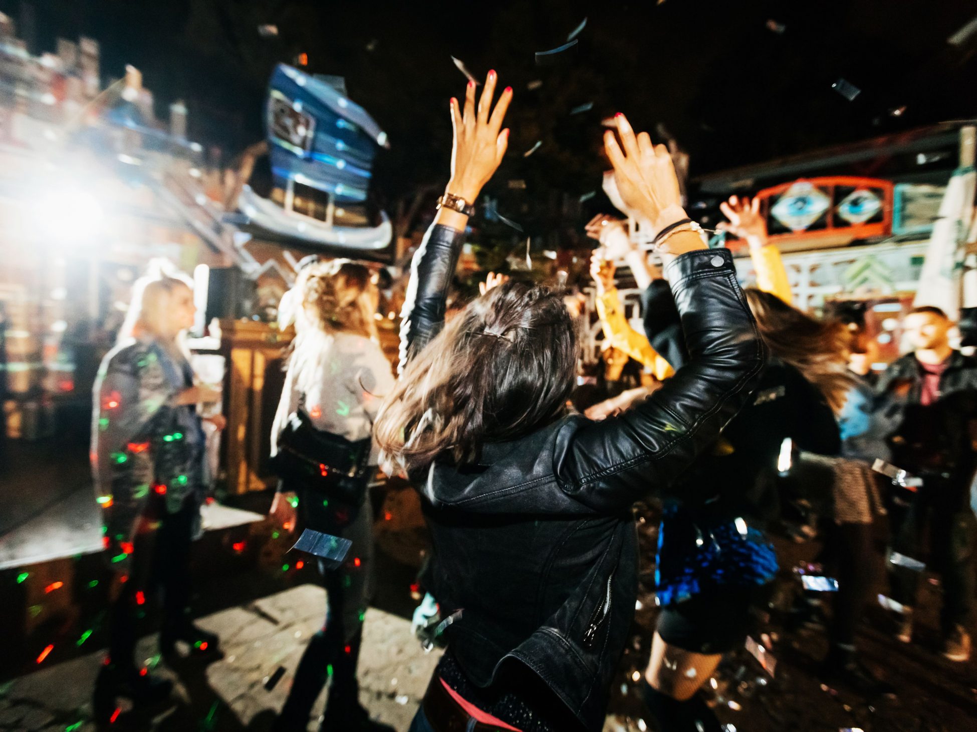 Βερολίνο: Παράνομο πάρτι χωρίς απoστάσεις και μάσκα σε τραμ και μετρό