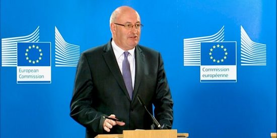 ΕΕ: Πιέσεις από την χώρα του να παραιτηθεί ο Ιρλανδός Επίτροπος Εμπορίου