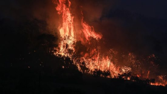 Κεφαλονιά: Μεγάλη πυρκαγιά σε πλήρη εξέλιξη στην περιοχή Αννινάτα