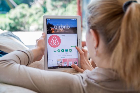Ποια μέτρα συζητά η κυβέρνηση για τα ακίνητα Airbnb