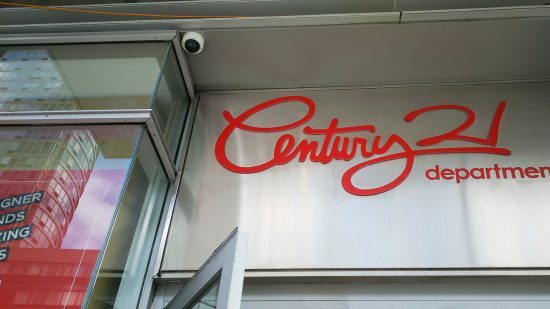 Αίτηση πτώχευσης για τη Century 21 – Κλείνει και τα 13 καταστήματά της