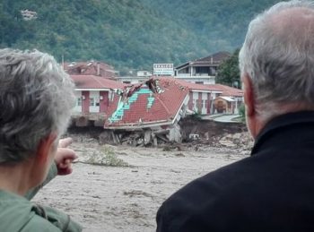 «Ιανός»: Αγωνία για τρεις αγνοούμενους στην Καρδίτσα – Σαρώθηκαν Θεσσαλία και Κεφαλονιά