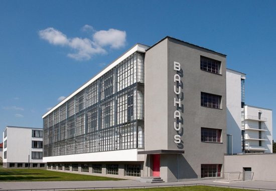 «Bauhaus… πώς»; Η Φον ντερ Λέϊεν κάνει την έκπληξη: Προτείνει αισθητική-«σήμα κατατεθέν» για τη Νέα Ευρώπη