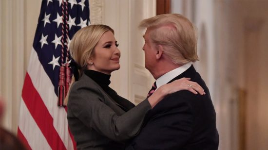 Πώς ο Τραμπ χρησιμοποιούσε την Ιβάνκα για να αποφύγει την Εφορία: Αμοιβές συμβούλου και… κομμωτήρια