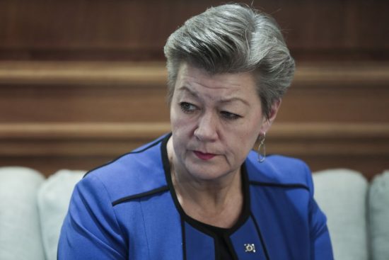 Μηχανισμό «υποχρεωτικής αλληλεγγύης» για το μεταναστευτικό ζητά η Επίτροπος Γιόχανσον