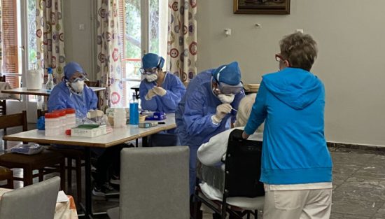 Κορωνοϊός: Στο «κόκκινο» τα γηροκομεία της χώρας – Άλλοι τέσσερις θάνατοι σήμερα