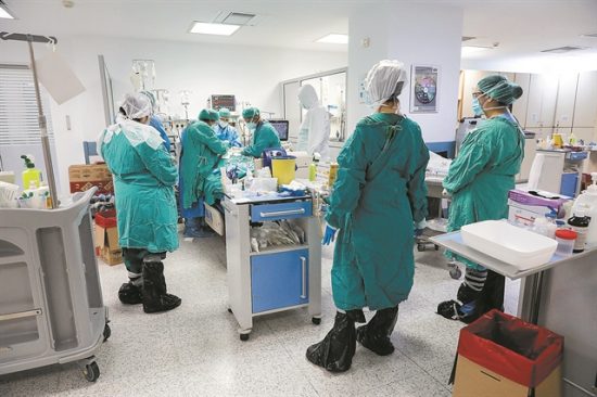 Εκκενώνονται κρεβάτια ΜΕΘ σε «Αττικό» και «Γεννηματάς» για ασθενείς με κορωνοϊό