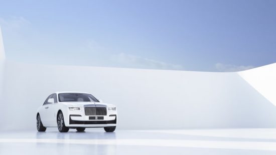 Rolls-Royce: Λανσάρει νέο Ghost στα $311.000 και «βλέπει» ανάκαμψη στην αγορά πολυτελών αυτοκινήτων
