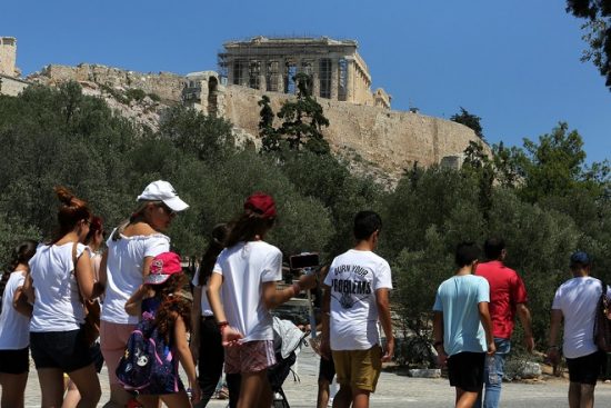 ΤτΕ: Ισχυρές απώλειες στα τουριστικά έσοδα – Έλλειμμα 499 εκατ. ευρώ στο ισοζύγιο τρεχουσών συναλλαγών