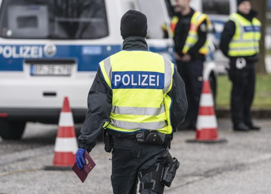 Σλοβενία: Αρνητές του κορωνοϊου εισέβαλαν σε στούντιο της δημόσιας τηλεόρασης