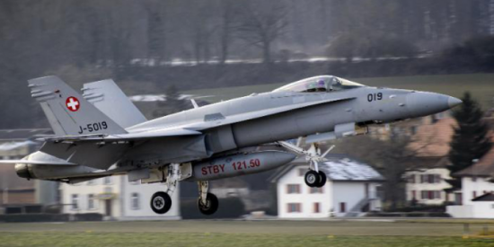 Ελβετία: Οριακό «ναι» από μία ουδέτερη χώρα σε δημοψήφισμα για την αγορά πολεμικών αεροσκαφών