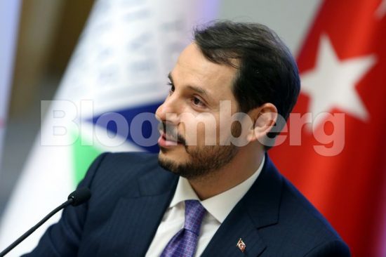«Αποκλείονται τα capital controls» είπε ο γαμπρός του Ερντογάν – κι η λίρα μόλις βούτηξε σε νέο χαμηλό!