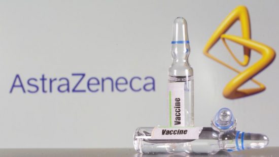 Χάος με τα εμβόλια: Μειωμένες οι παραδόσεις της AstraZeneca – Η ΕΕ μπλοκάρει τις εξαγωγές της Pfizer προς Βρετανία