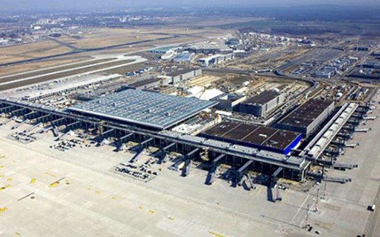 Handelsblatt: Διαχειρίσιμο το εμπάργκο στο ρωσικό πετρέλαιο για τα αεροδρόμια της Γερμανίας