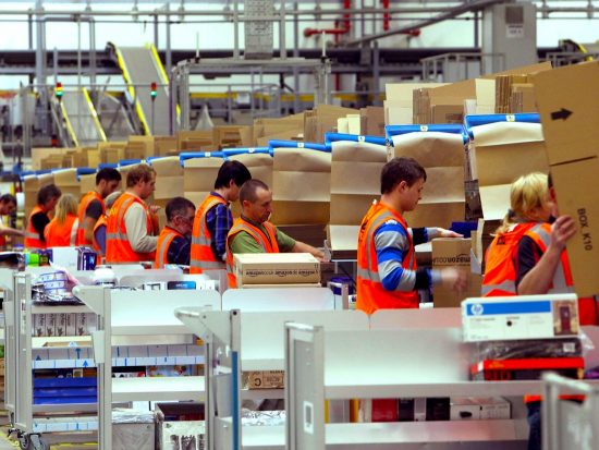 Amazon: Γιατί ωθεί τους υπαλλήλους της να δουλεύουν από το σπίτι