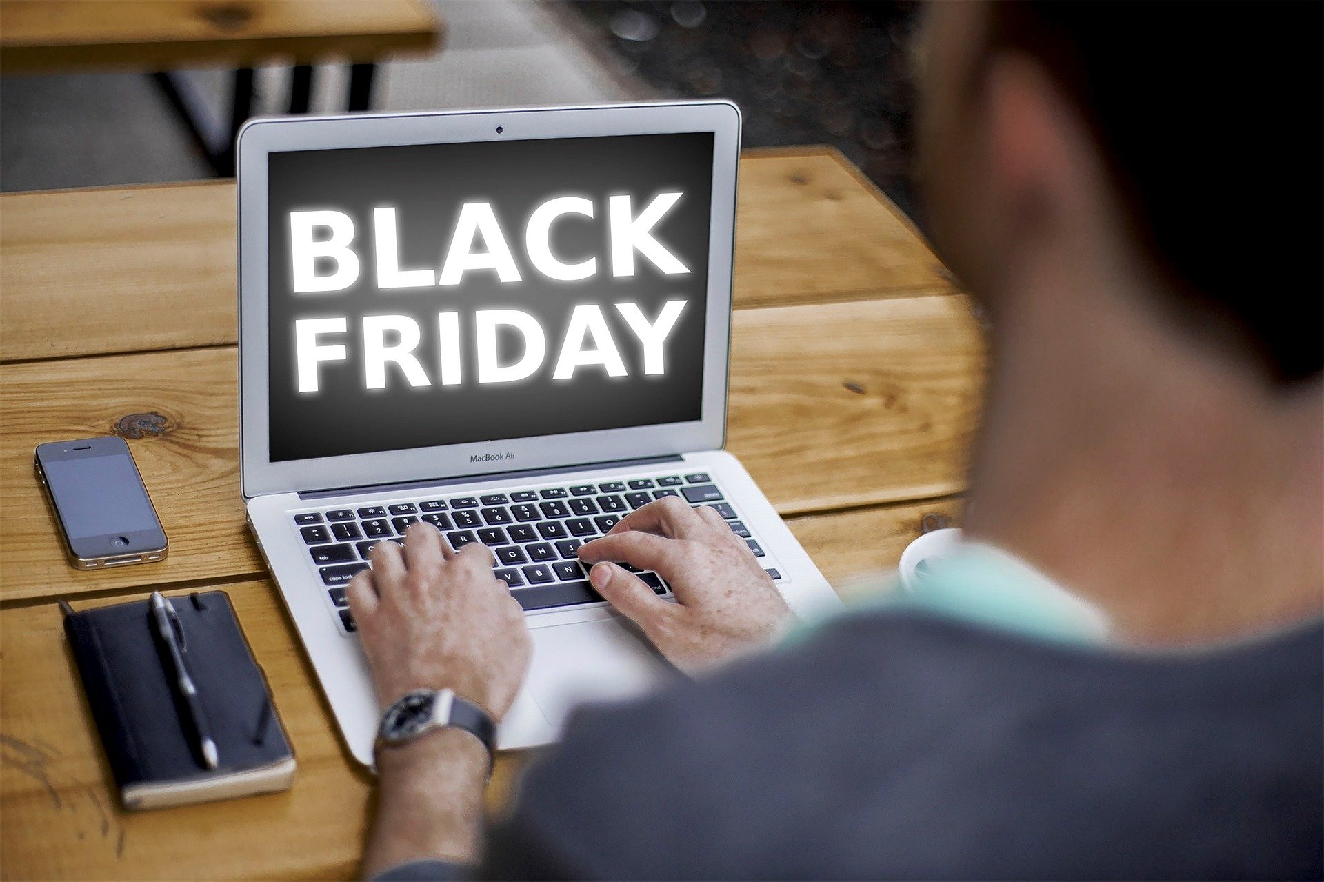 Black Friday 2020: H «μαύρη» Παρασκευή είναι εδώ – Πόσο θα βοηθήσουν τα e-shops