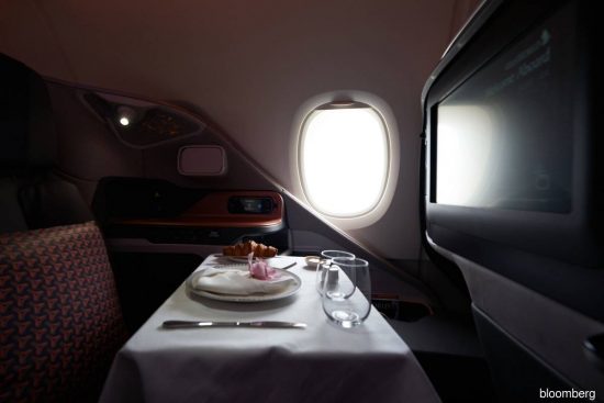 Γιατί ο κόσμος πληρώνει 500 ευρώ για ένα γεύμα σε «παρκαρισμένο» αεροπλάνο;