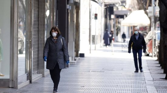 Μονιμοποιούνται τα «έκτακτα» μέτρα όσο και όπου αυξάνονται τα κρούσματα