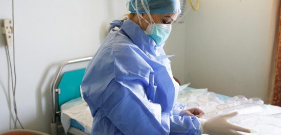 ΠΟΥ: Σταθερά μειούμενο το ποσοστό μολύνσεων σε ιατρονοσηλευτικό προσωπικό