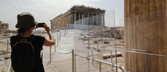 Politico: Πώς «η Ελλάδα της καρδιάς μας» αντιμετώπισε την πανδημία