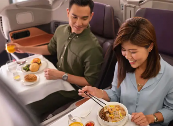 Η Singapore μετέτρεψε τα καθηλωμένα αεροσκάφη σε προσωρινά εστιατόρια – και ξεπούλησε!