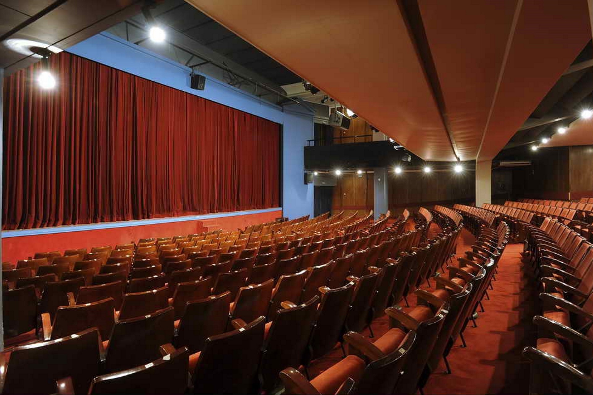 Από 30% έως 65% η πληρότητα σε θέατρα, κινηματοφράφους, μουσικές σκηνές – Αποσύρθηκε το πλαφόν