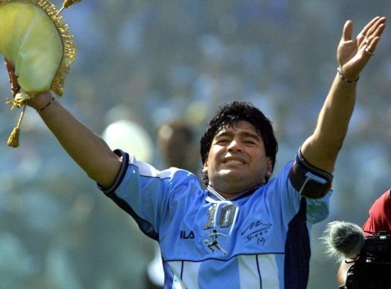 Πέθανε ο Ντιέγκο Μαραντόνα – Θλίψη στο παγκόσμιο ποδόσφαιρο
