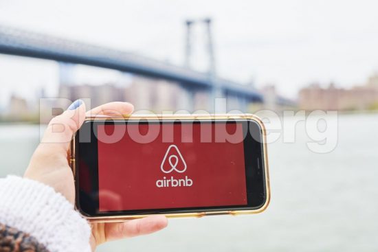 Airbnb: Αποκαλύπτει για πρώτη φορά τα έσοδά της