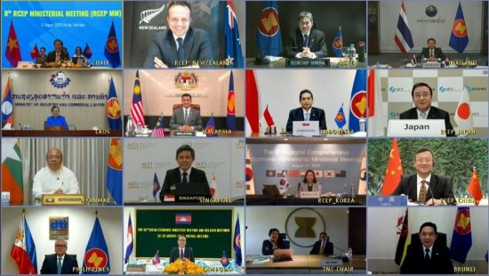 Έπεσαν οι υπογραφές για τη μεγαλύτερη εμπορική συμφωνία στον πλανήτη